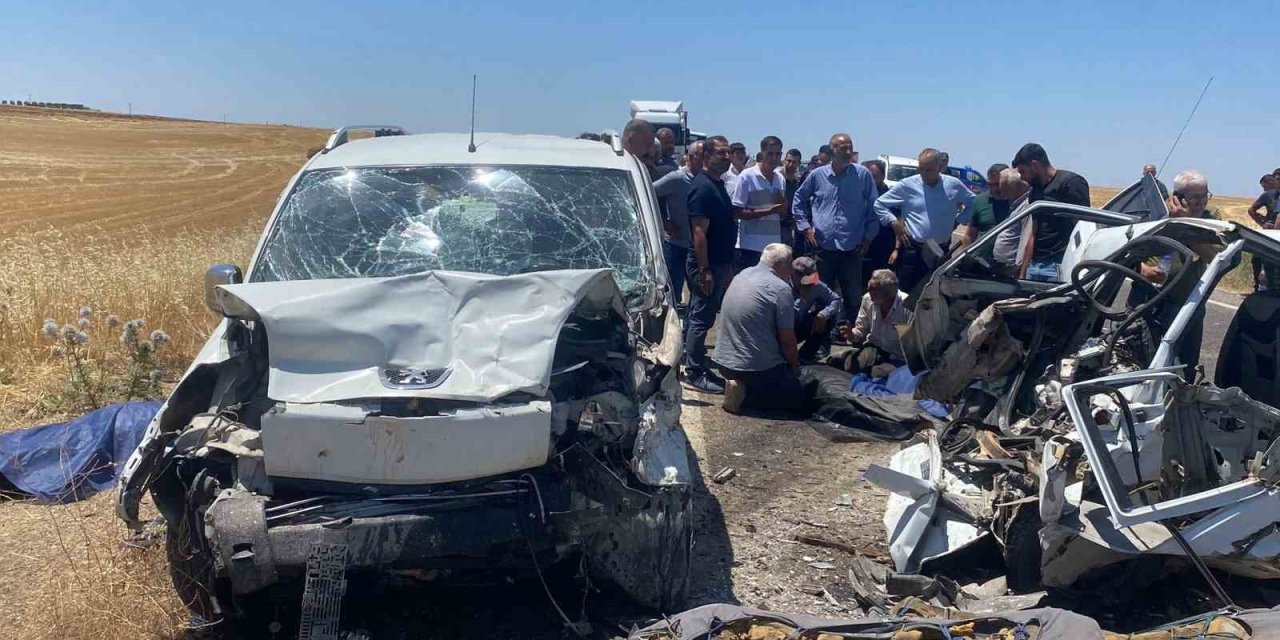 Otomobil ile hafif ticari araç kafa kafaya çarpış: 4 ölü, 1 yaralı