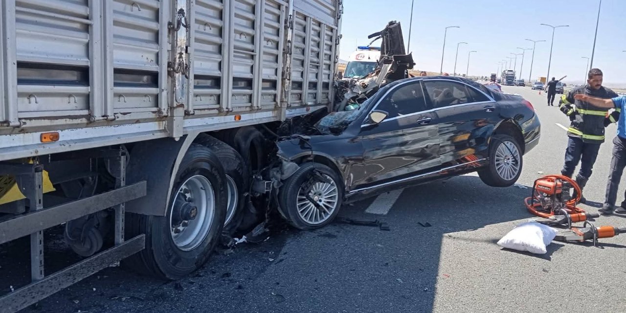 Otomobil TIR’a arkadan çarptı: 2 ölü, 1 yaralı