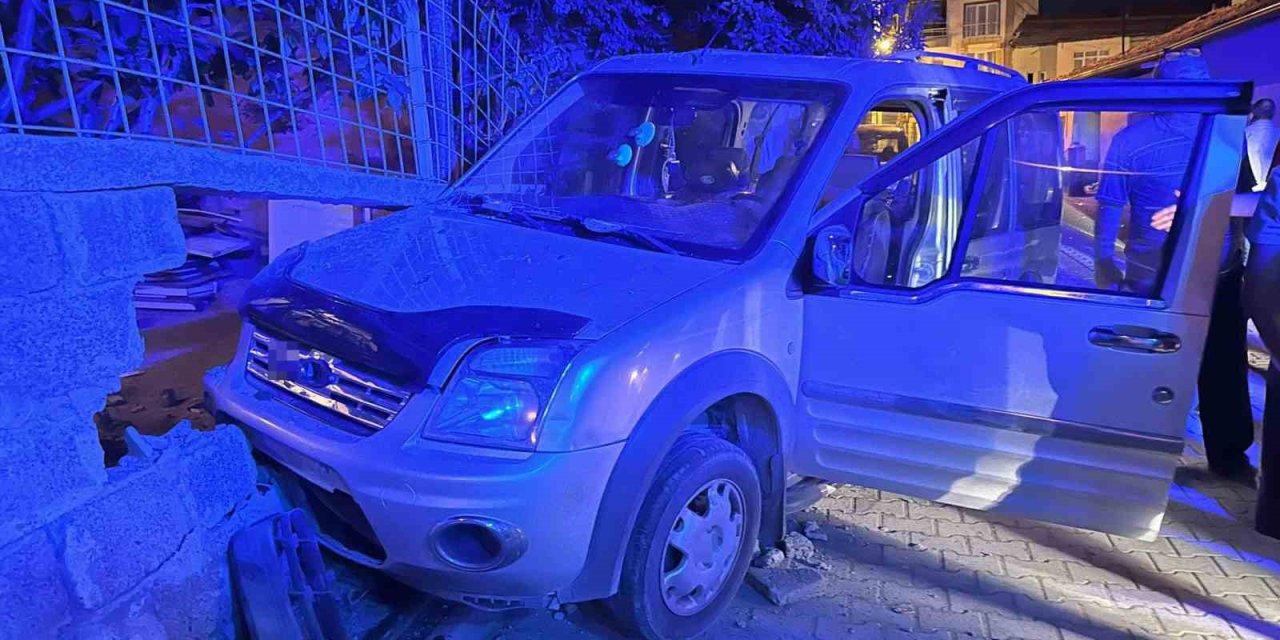 Kontrolden çıkan araç bahçe duvarına çarptı: 1 yaralı