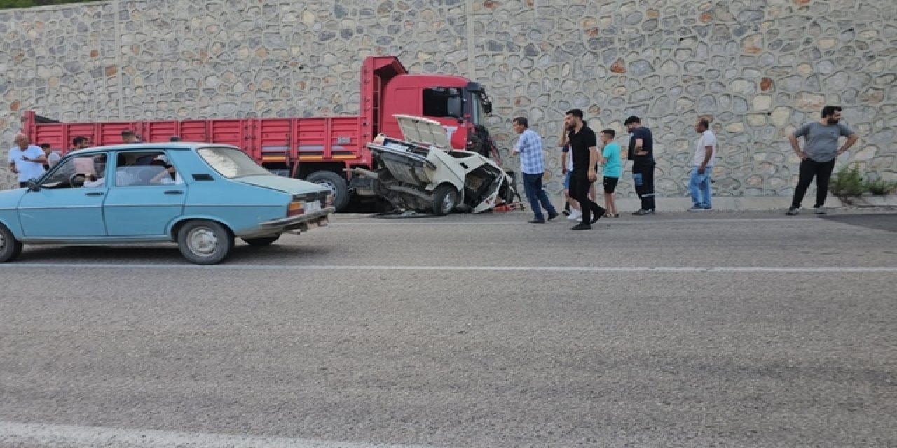 Tır ile otomobil çarpıştı; 1 ölü