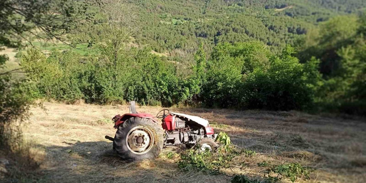 Traktör şarampole yuvarlandı: Dede hayatını kaybetti, eşi ve torunları yaralı