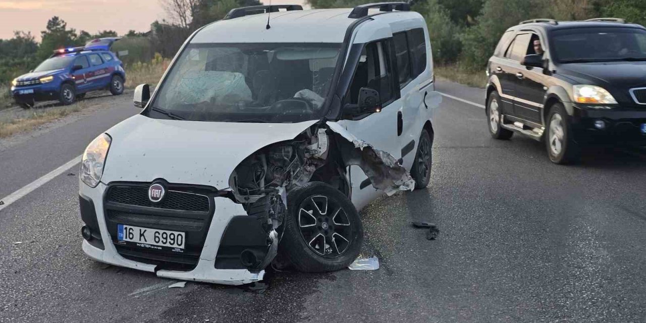 İki otomobil kafa kafaya çarpıştı: 3 yaralı