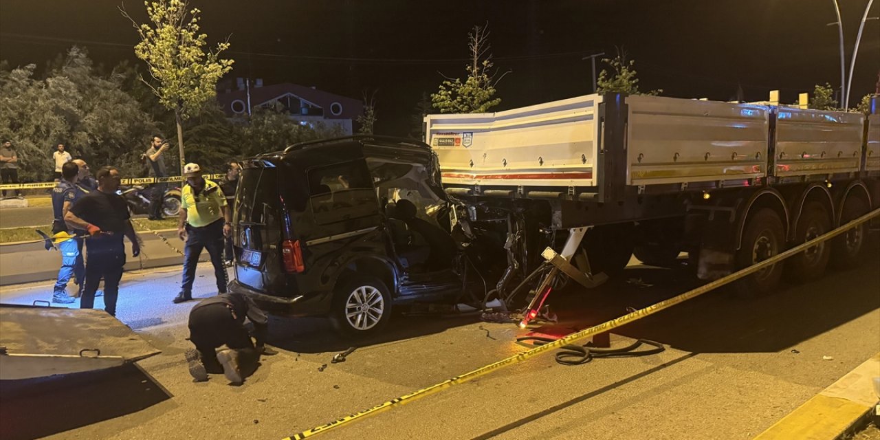 Tıra çarpan araçtaki 5 özel harekat kursiyerinden 2'si öldü, 3'ü yaralandı