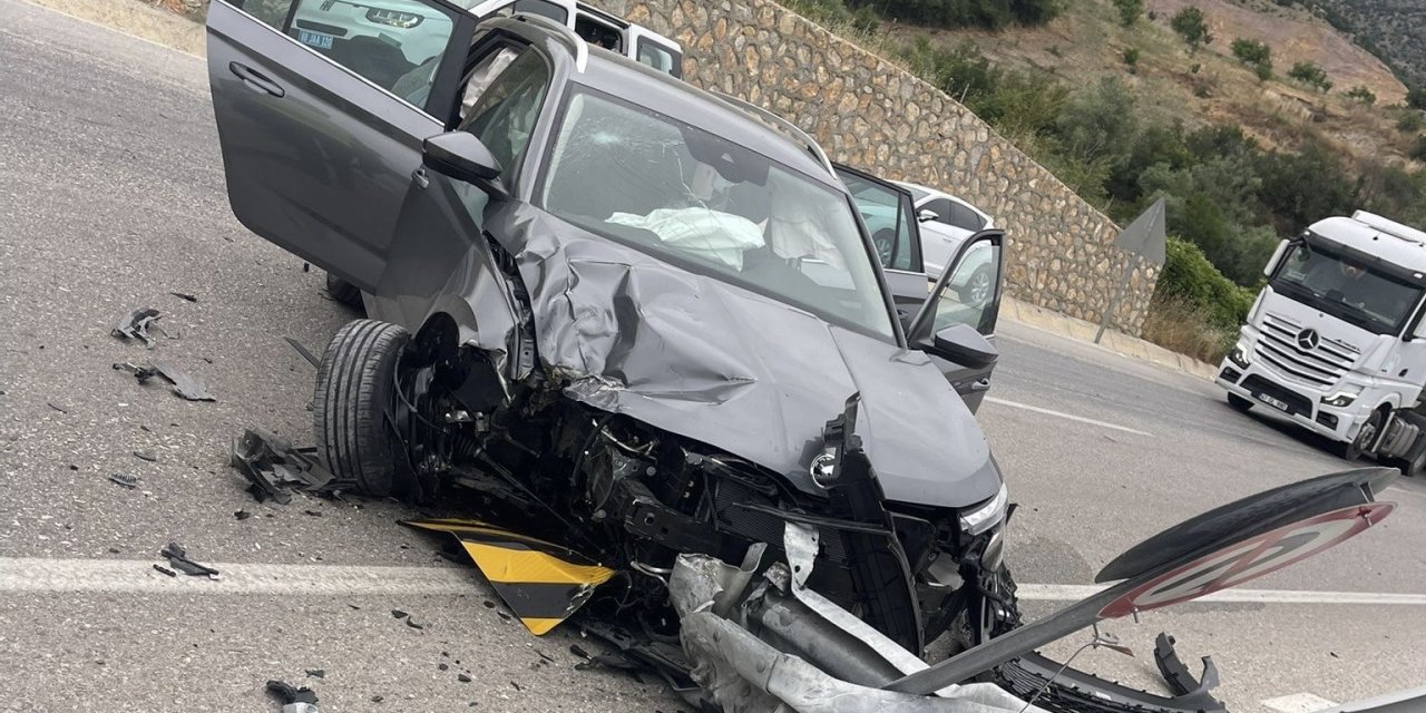 Otomobildeki 8 kişi yaralandı