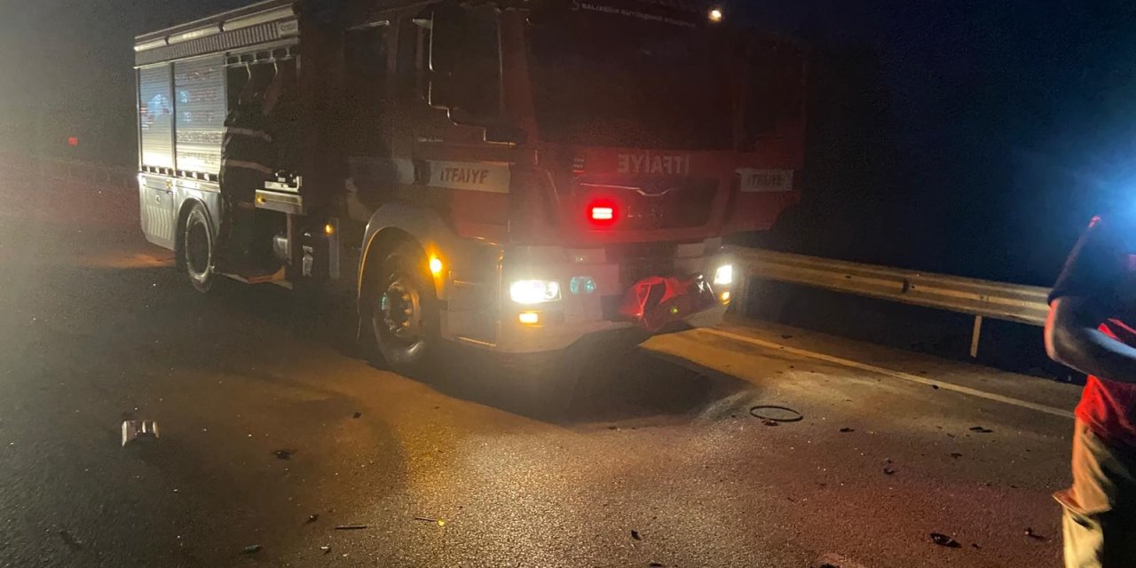 TIR'a otomobil çarptı: 4 ölü