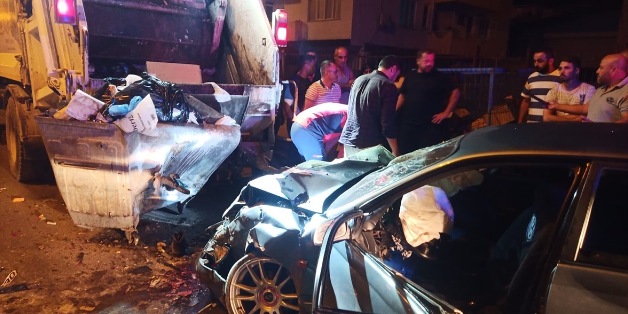Otomobil çöp kamyonuna çarptı, 1 kişi öldü