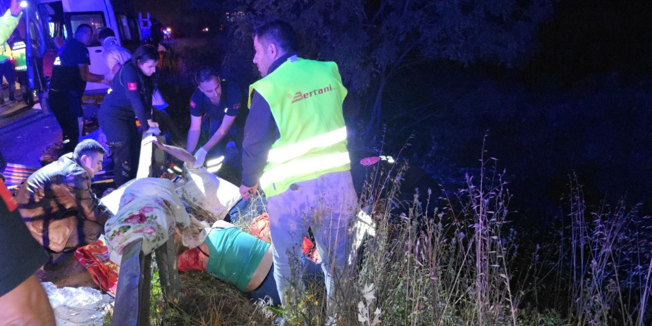 Anadolu Otoyolunda TIR, minibüse çarptı: 7 yaralı