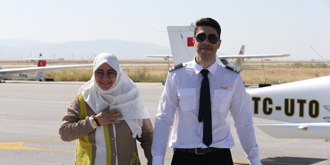 Pilot oldu, annesiyle uçtu