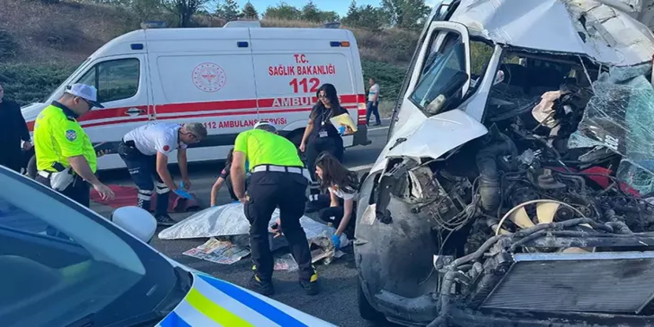 Servis minibüsü kamyona arkadan çarptı; 1 ölü, 5 yaralı