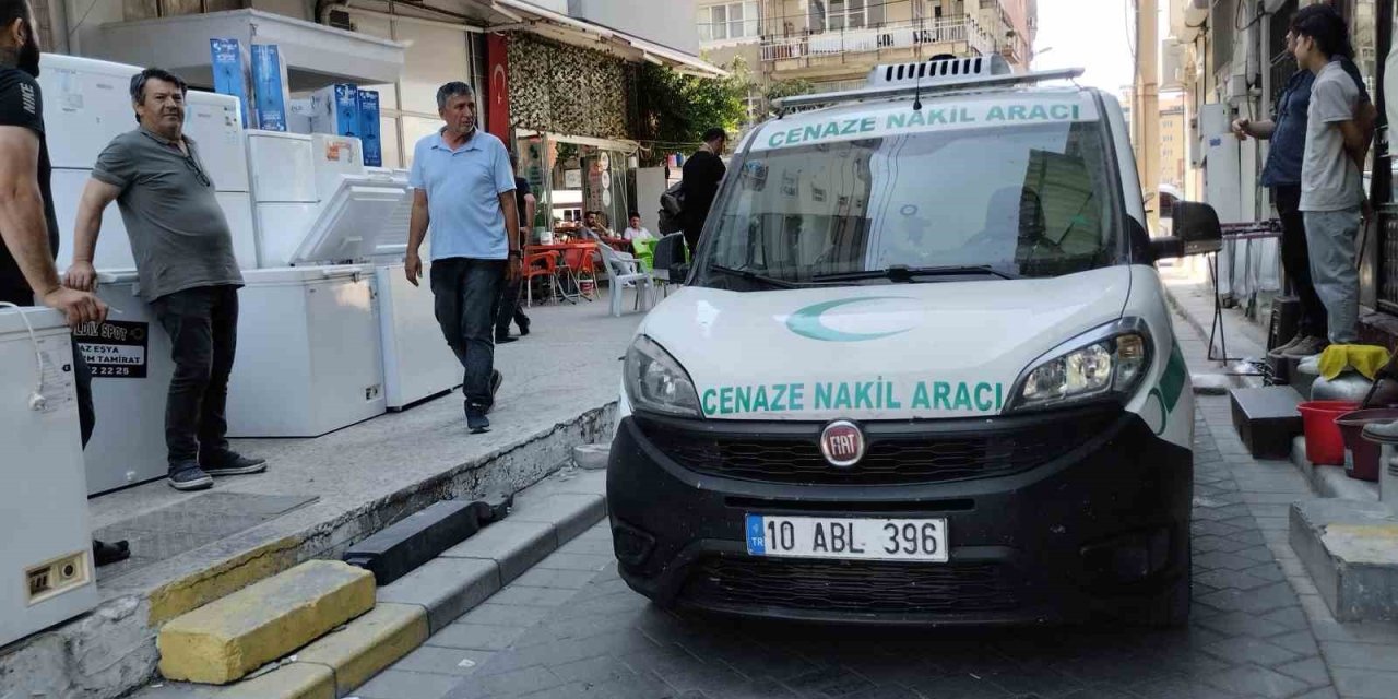 Yaşlı adam, binanın teras katındaki demirlerde asılı bulundu