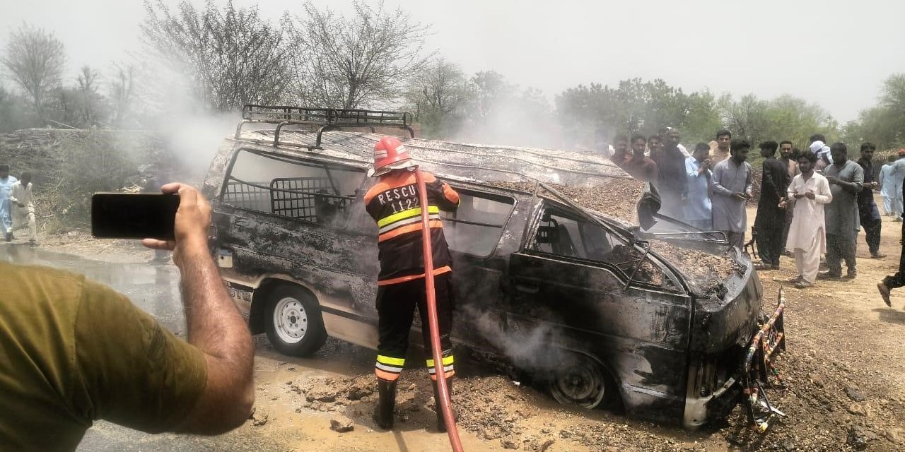Öğrenci servisi alev aldı: 1 ölü, 10 yaralı