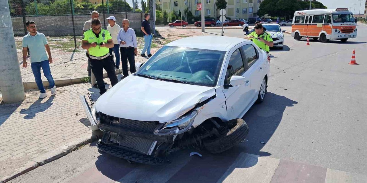 Konya'nın komşu ilinde iki otomobil çarpıştı: 1’i çocuk 3 yaralı