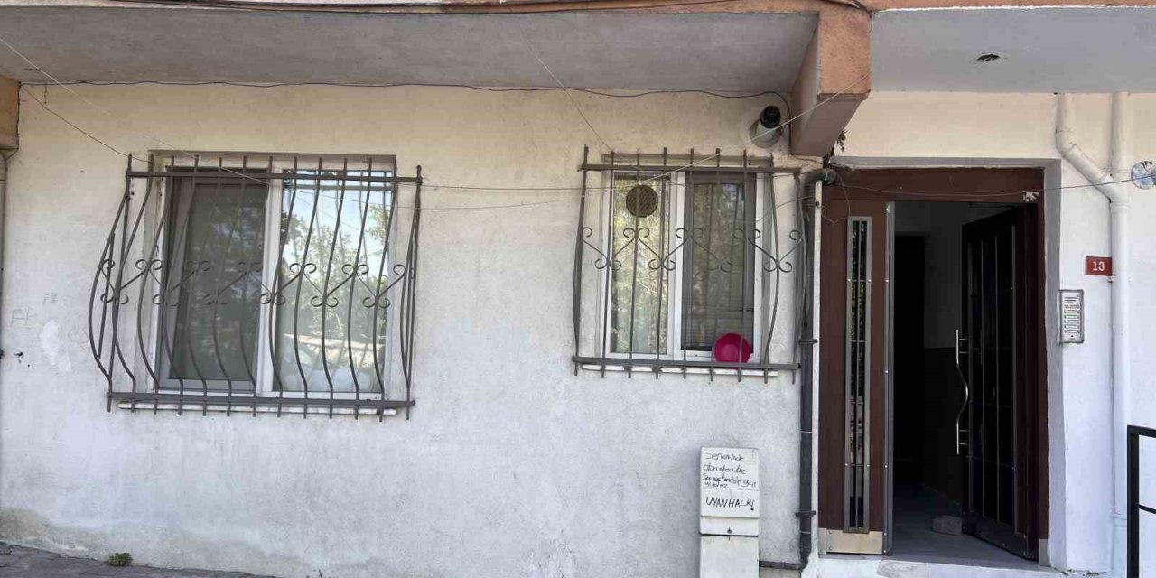 Evinde ölü bulundu
