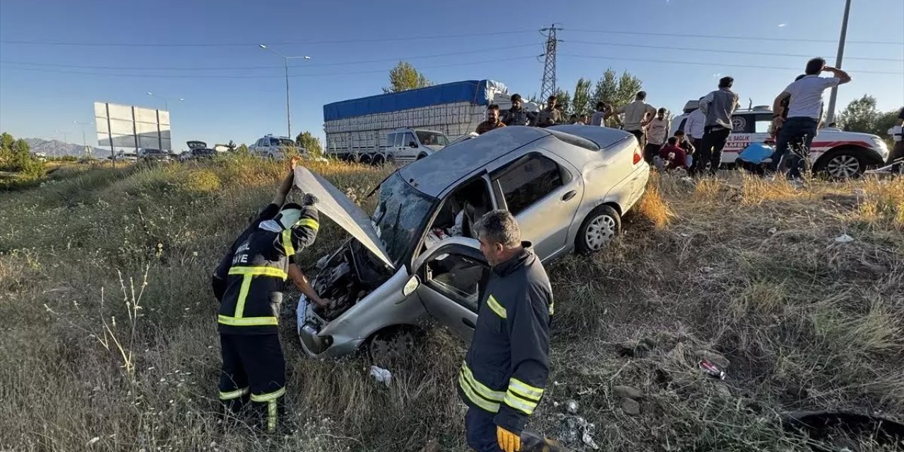 İki otomobil çarpıştı: 8 yaralı