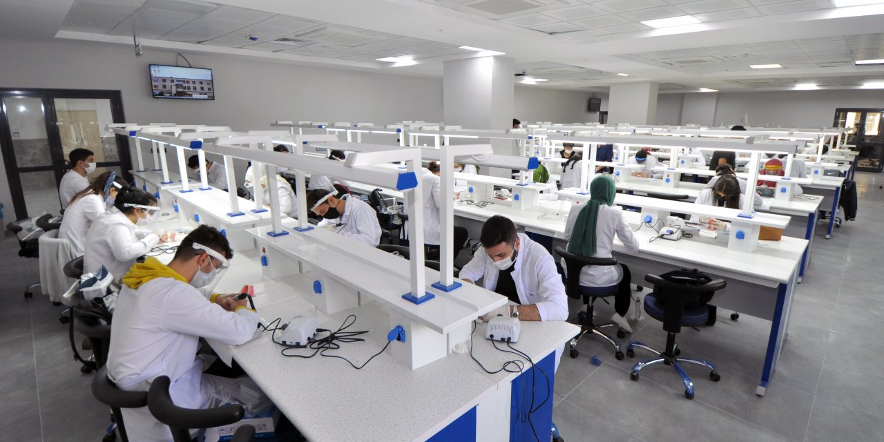 NEÜ Diş Hekimliği Fakültesi kalitesini belgeyle taçlandırdı