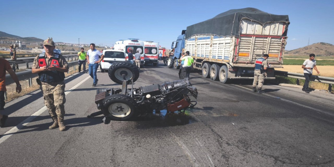 Tırın çarptığı traktör ikiye bölündü: Yaralılar var