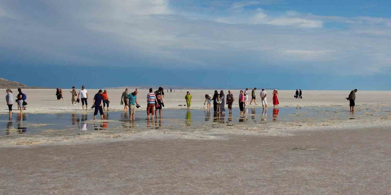 Tuz Gölü ziyaretçilerin akınına uğruyor