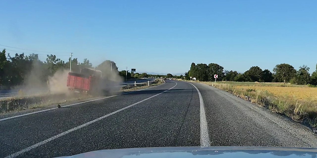 Konya'da korku dolu anlar kamerada! Aniden lastiği patladı ve...