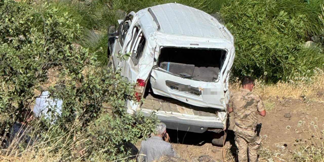 Hafif ticari araç şarampole uçtu: 1 ölü