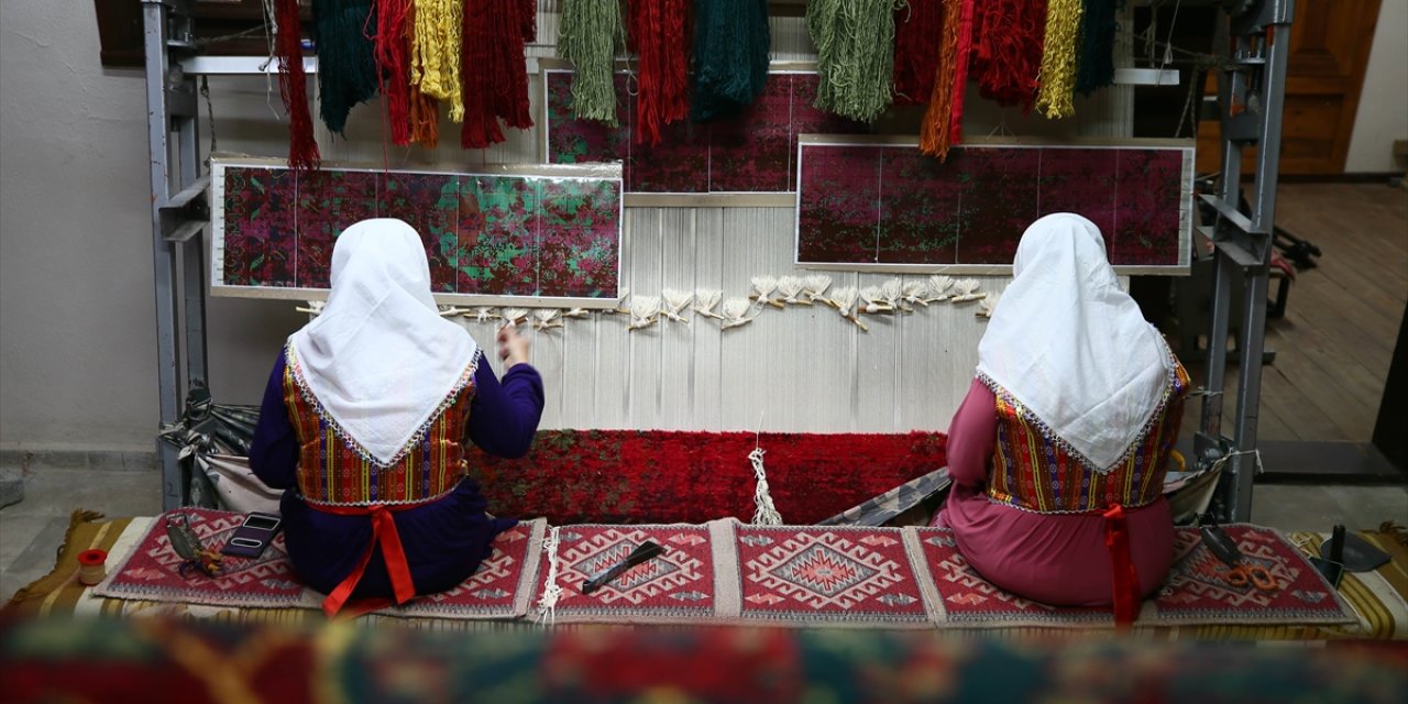 Metrekareye 90 bin ilmek... Dünyaca ünlü halı Konya Mevlana Müzesi'nde segileniyor