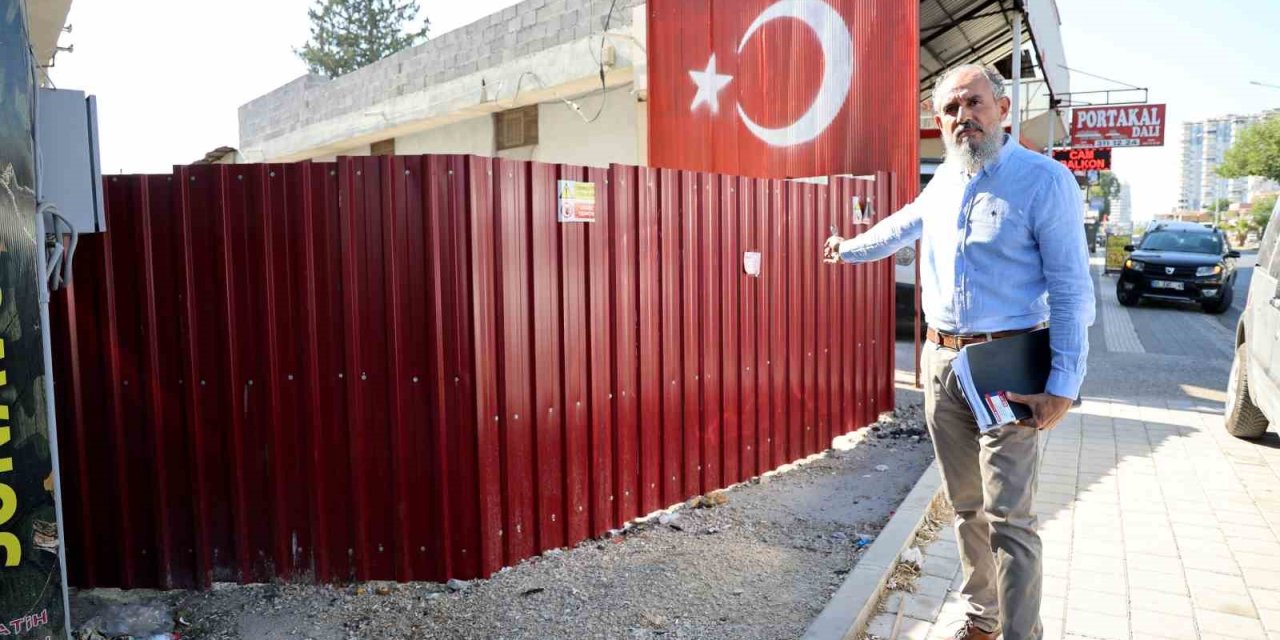 Tapulu arazisi olduğunu söyleyip sokağın girişini kapattı