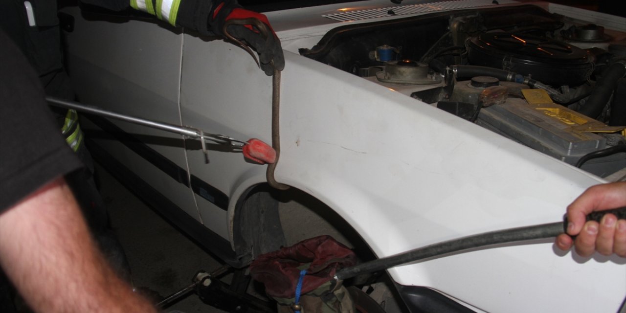 Konya'da otomobilin jantına giren yılanı itfaiye çıkardı