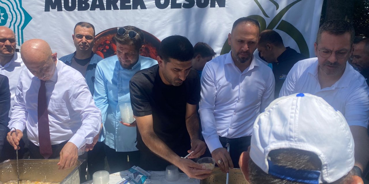 Konya Aziziye Camii'nde bereketli Aşure ikramı