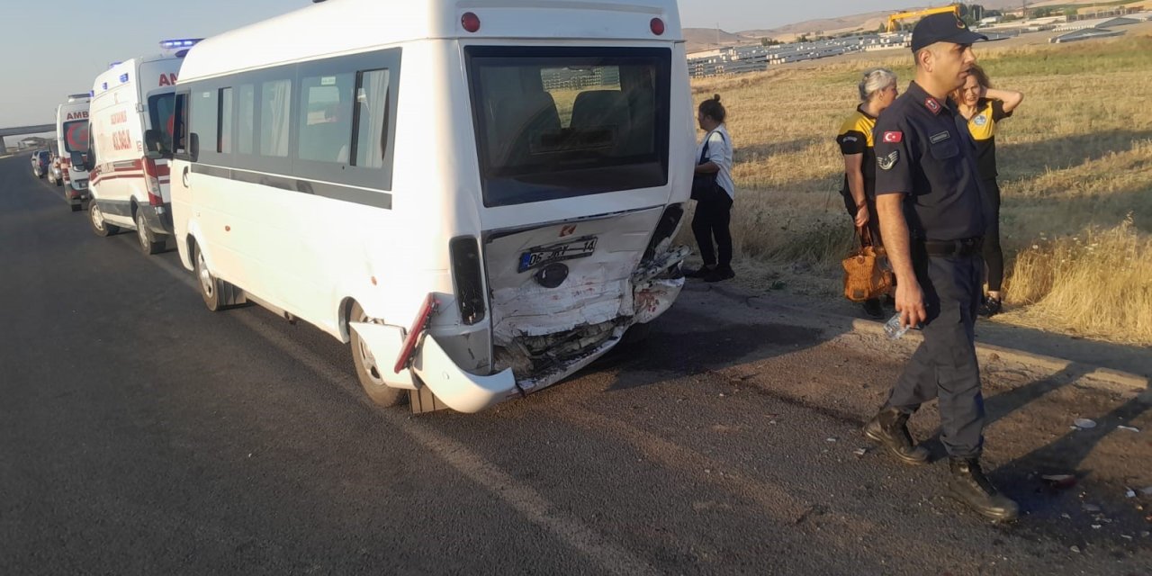 Otomobil işçi servisine arkadan çarptı: 1 ölü, 12 yaralı