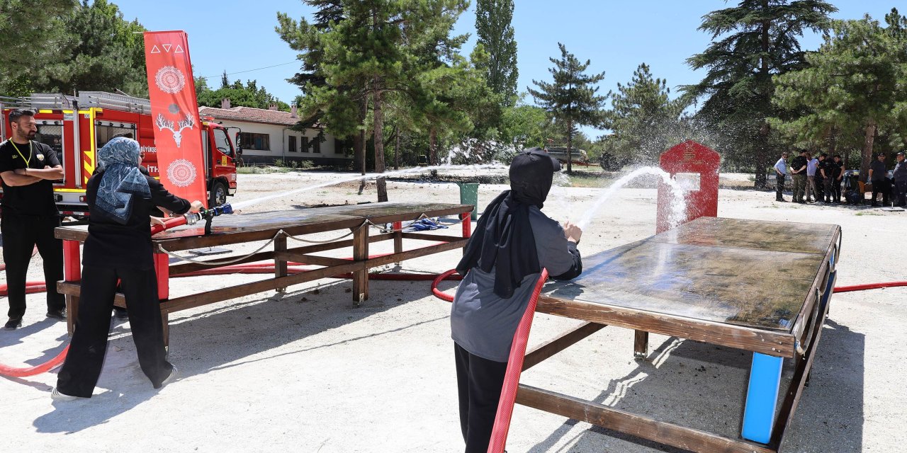 Konya’daki gönüllü itfaiyeciler kampa katıldı