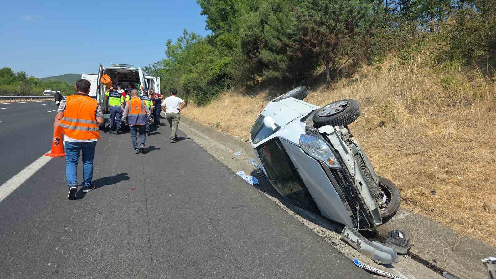 Otoyolda takla atan otomobilde 4 kişi yaralandı