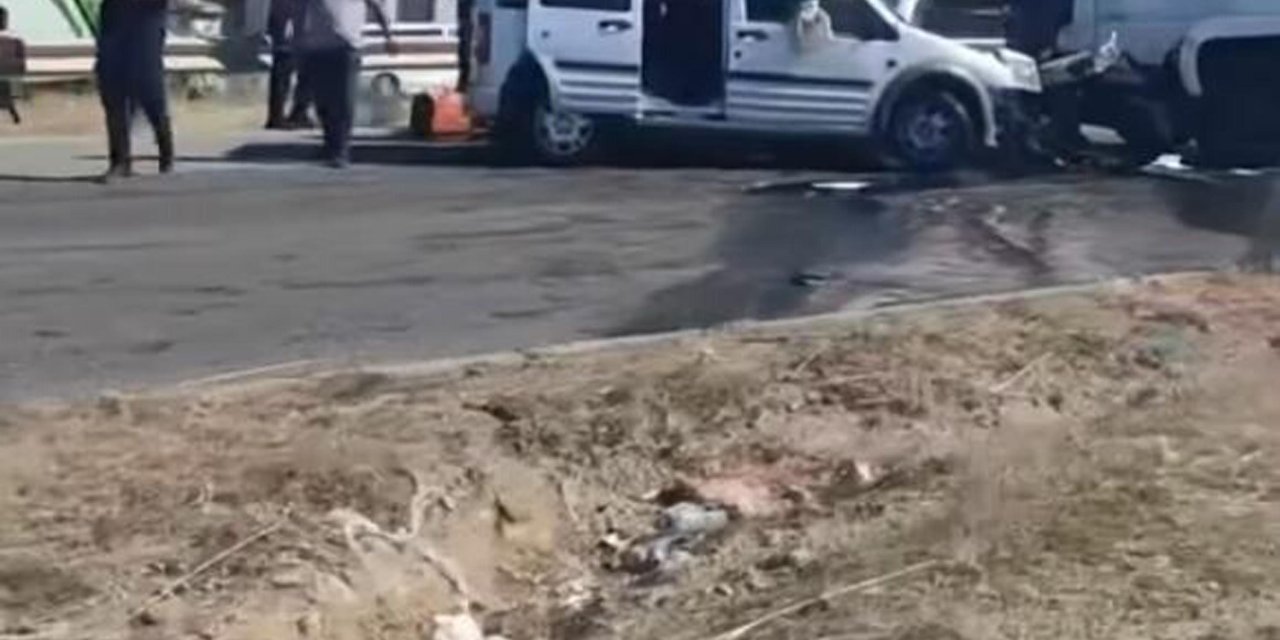 Karşı şeride geçip, TIR'la çarpışan hafif ticari aracın sürücüsü öldü