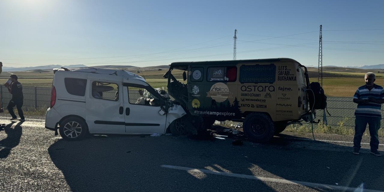 Hafif ticari araç ile minibüs çarpıştı: 2 ölü, 6 yaralı