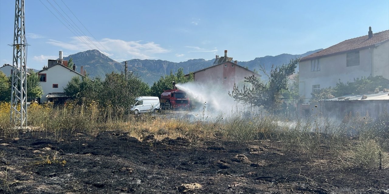 Konya'da anız yangını... 3 depo zarar gördü