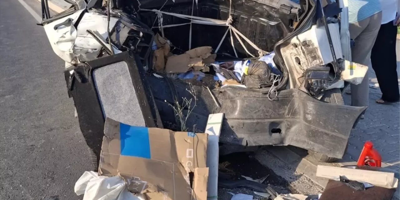 Konya'da feci kaza! Minibüs otomobile arkadan çarptı