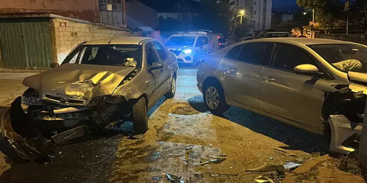 İki otomobil çarpıştı: 6 yaralı