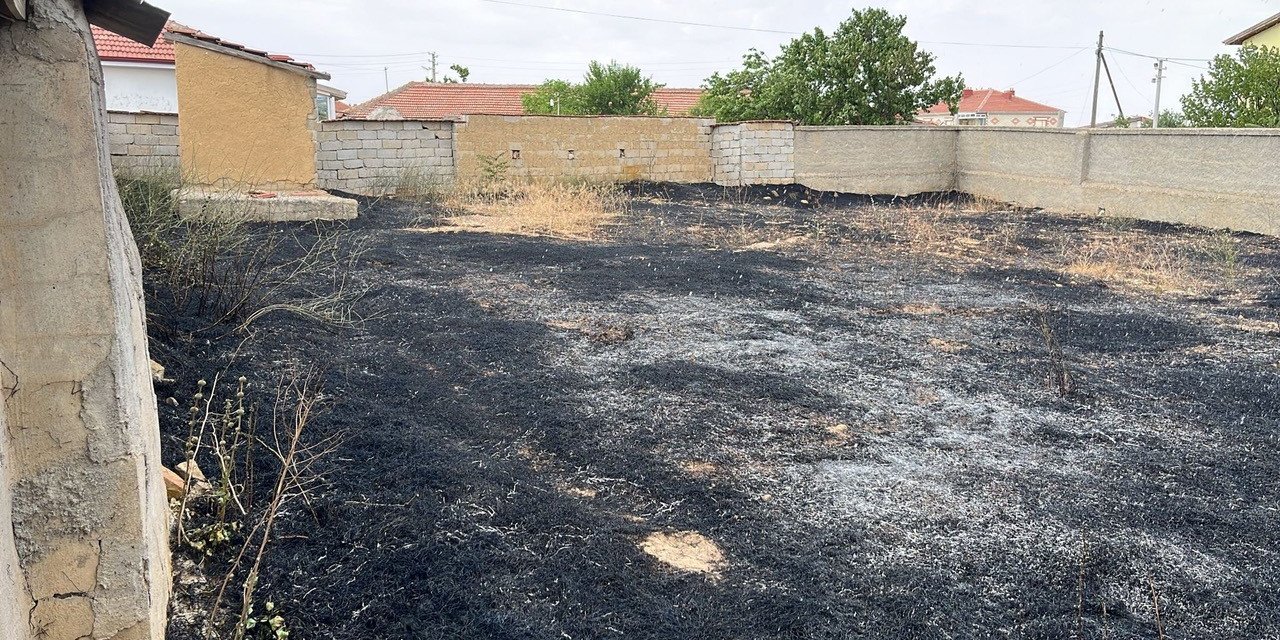 Konya'da evin bahçesinde yangın