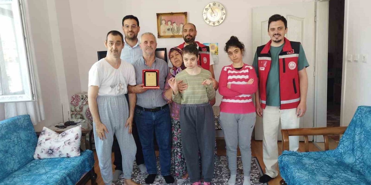 Konya'da 50 yıllık evli çifte çifte teşekkür plaketi