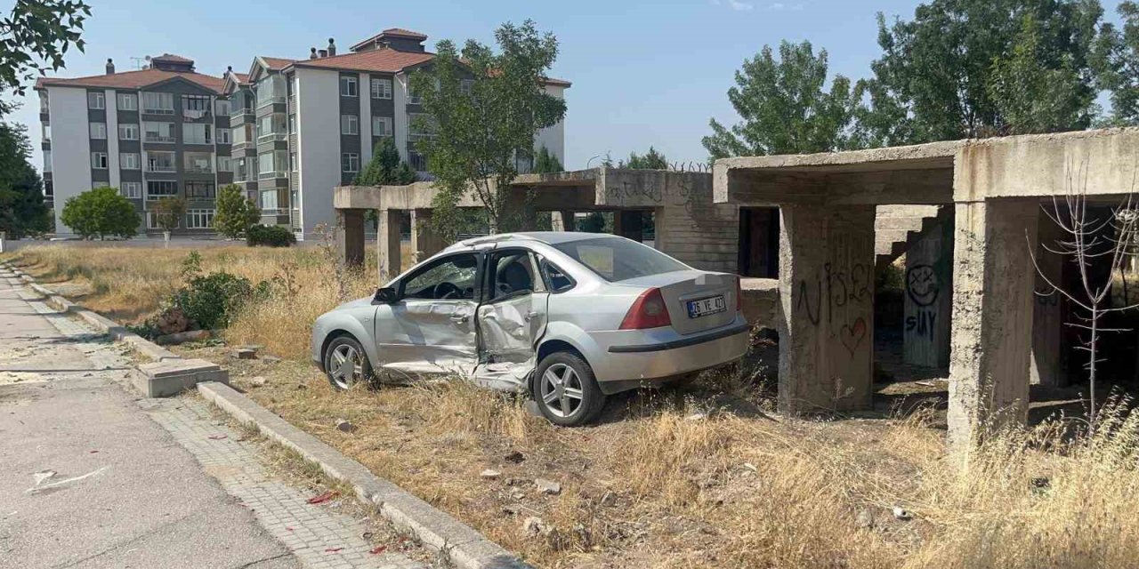 Kazayı inceleyen polisin aracına kontrolden çıkan otomobil çarptı: 1’i polis 3 yaralı