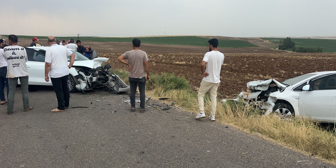 İki otomobil kafa kafaya çarpıştı: 5 yaralı