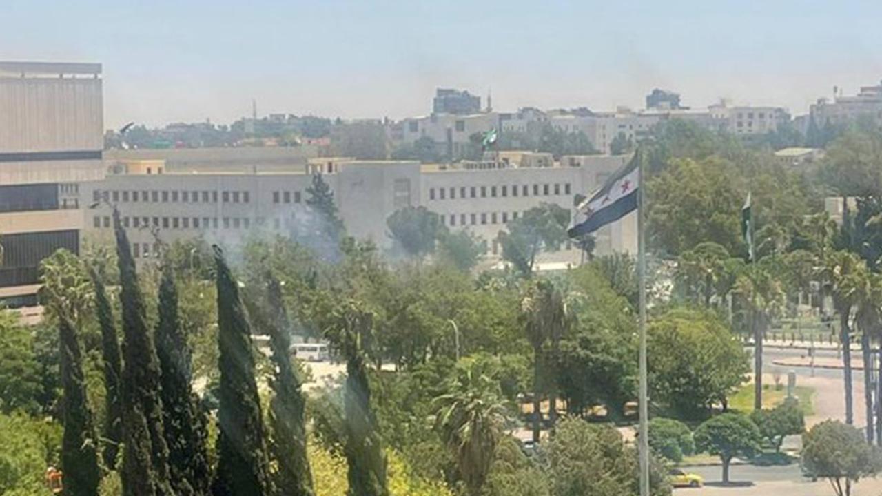 Son Dakika! İsrail Suriye Genelkurmay Başkanlığı’nın girişine hava saldırısı düzenledi