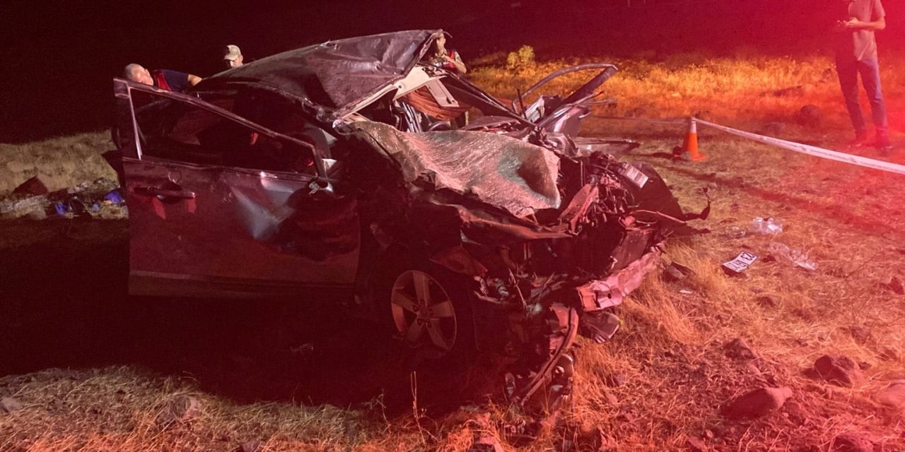 Otomobil yol kenarına devrildi: 2 ölü, 3 yaralı