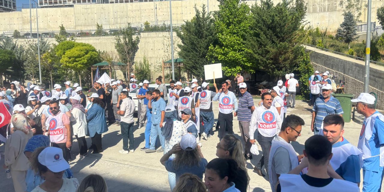 Konya'da işçiler düşük zam tekliflerini protesto ederek iş bıraktı