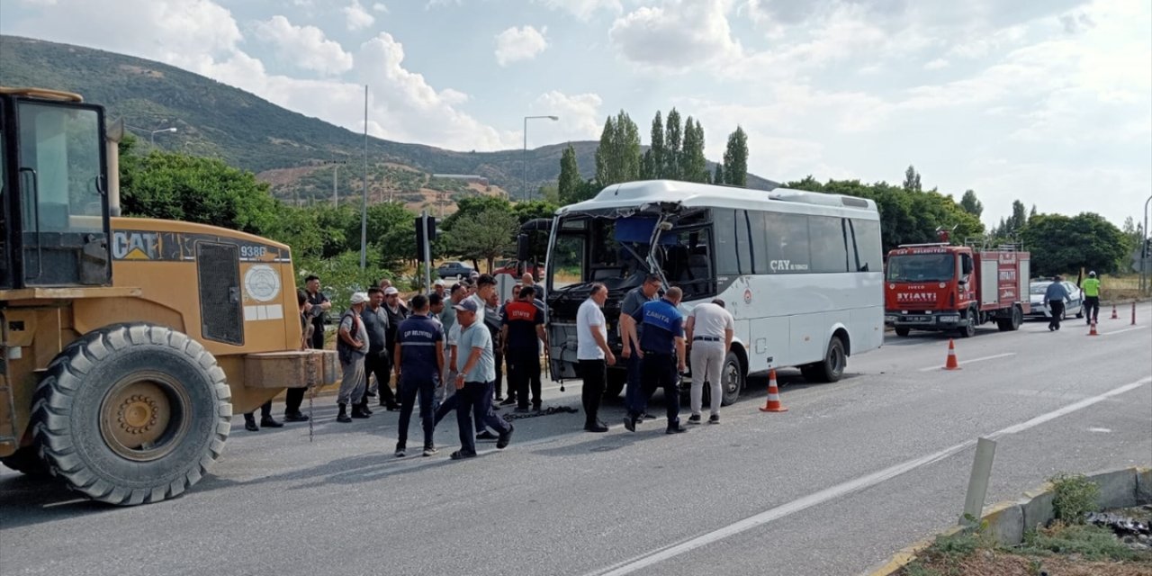 Afyonkarahisar-Konya kara yolunda otobüs ile kamyon çarpıştı, 7 kişi yaralandı