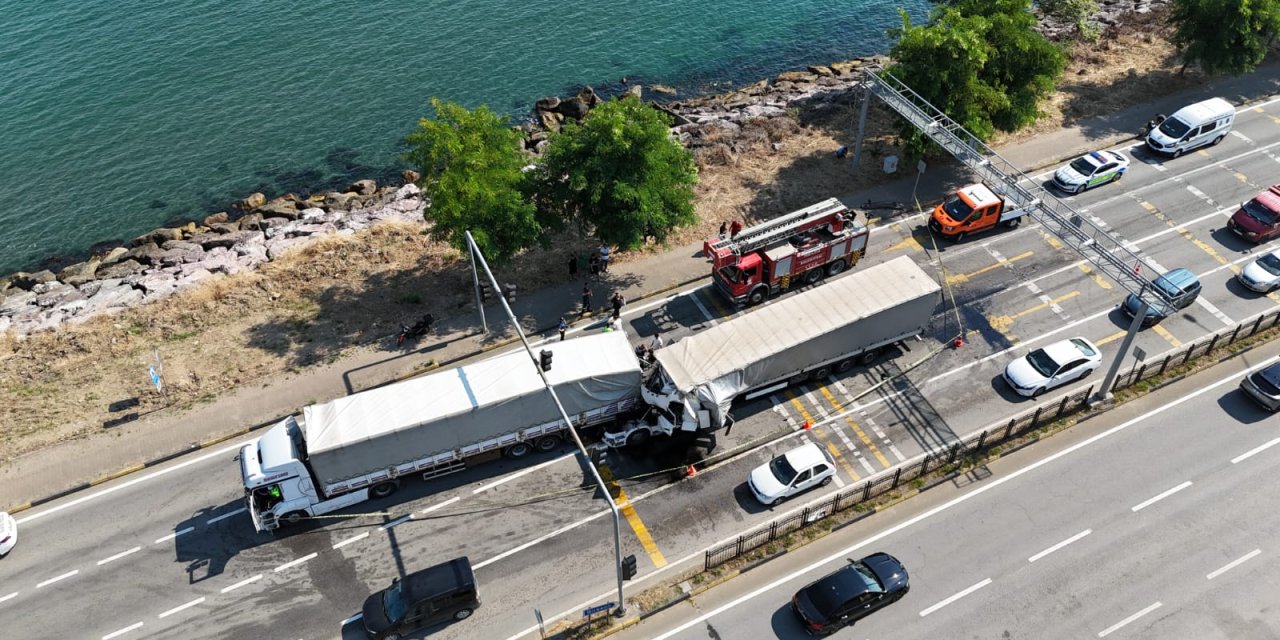 2 TIR ve 3 otomobil, zincirleme kazaya karıştı; 1 ölü