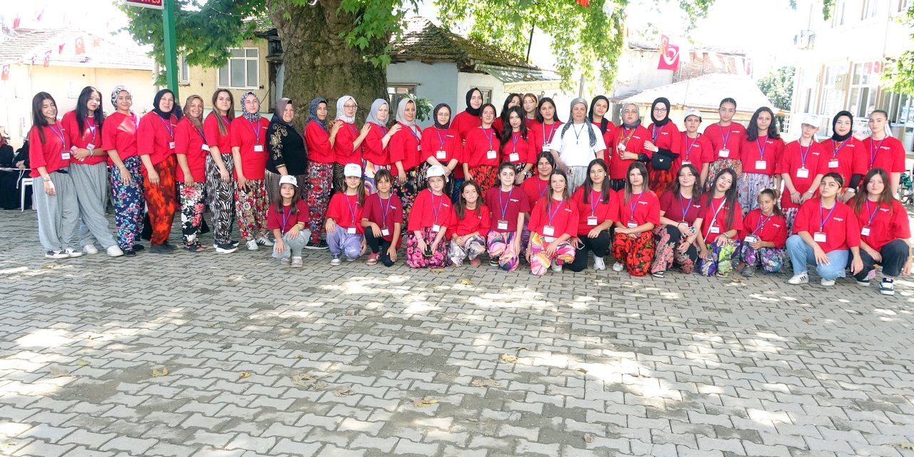 Bu mahalleyi yılda bir gün kadınlar yönetiyor