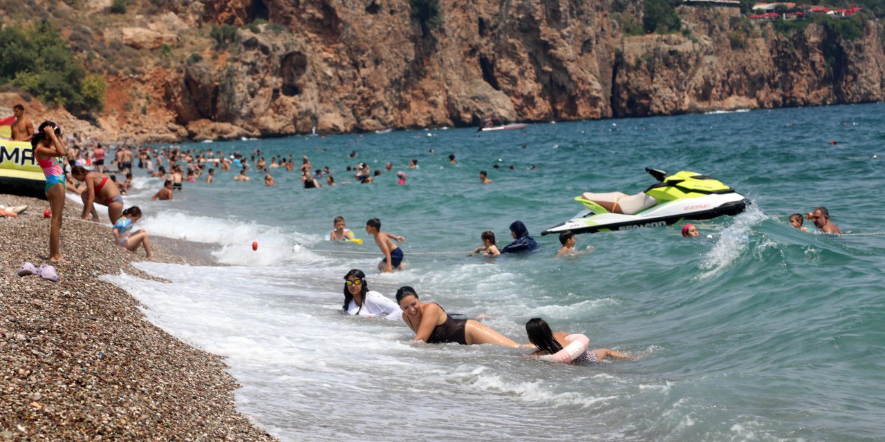 Sıcaklık 44 dereceyi bulunca sahiller doldu