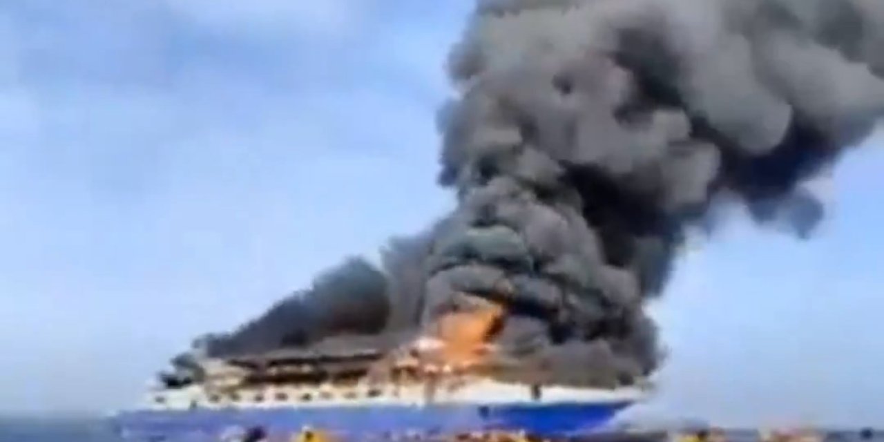 Endonezya'da yolcu gemisinde yangın: 3 ölü