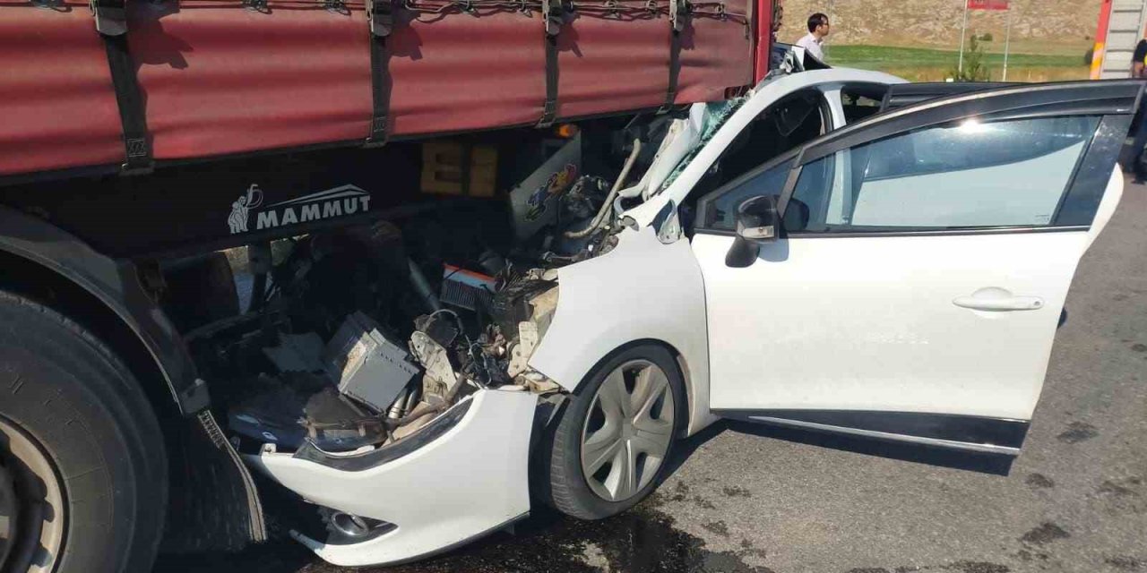 Otomobil tıra çarptı: 1 çocuk öldü, 5 kişi yaralandı