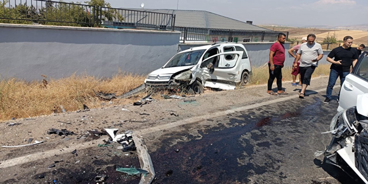 Hafif ticari araç ile otomobil çarpıştı: 7 yaralı