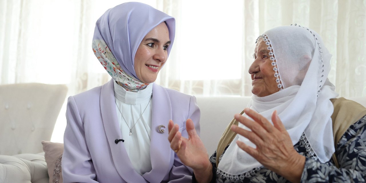 Fenomen babaanne, Bakan Göktaş’ı bağrına bastı